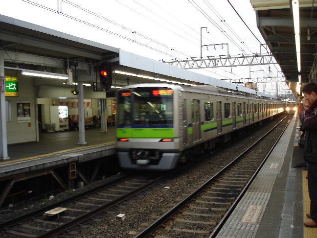 高尾山口へ遠征する都営車両