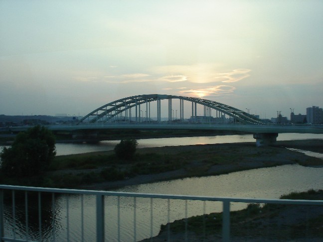 多摩川を渡る