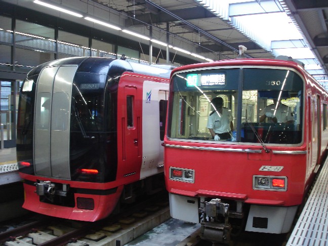 名鉄電車の並び
