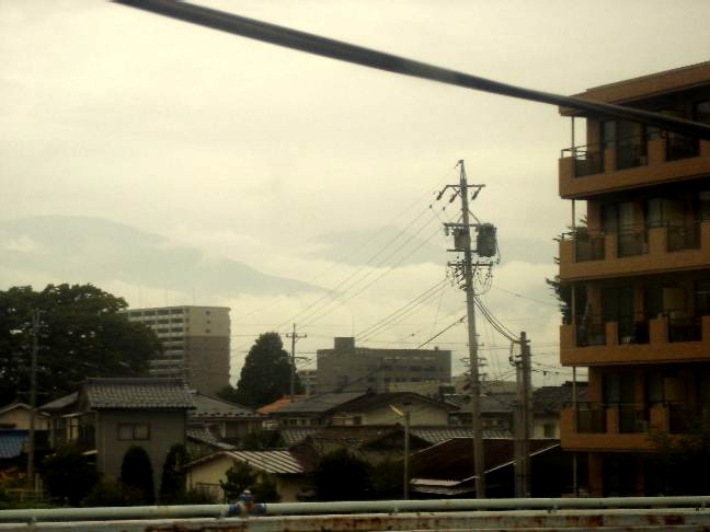 住宅街の向こうに……
