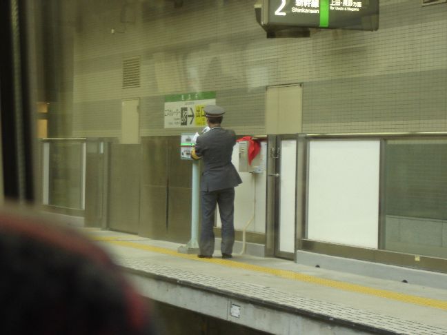佐久平駅、ホームの安全を確認する最後の責任者は、やはり、≪人間≫である。