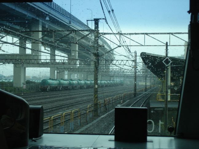 根岸駅進入