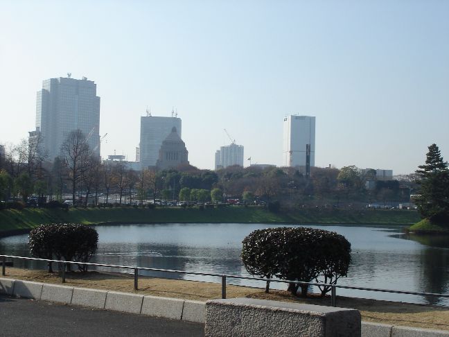 桜田門から永田町を見る