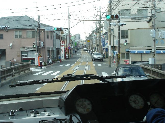 道路を走りだす