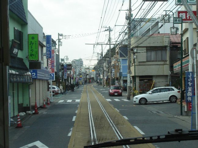 江ノ電が道路を行く