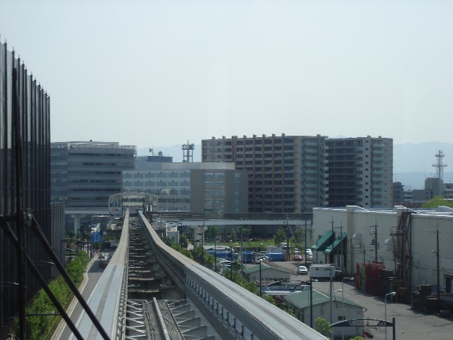 多摩都市モノレール 立飛−高松 間