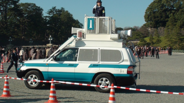 警察車両から女性警官の誘導