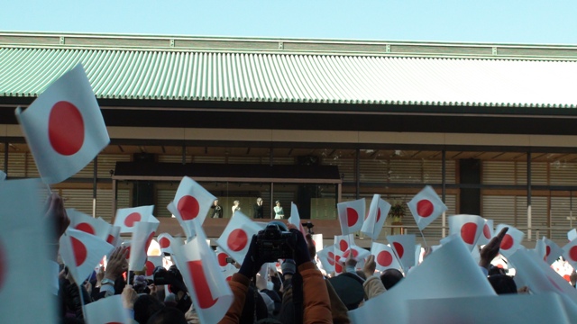 日の丸を振ってお祝い申し上げる