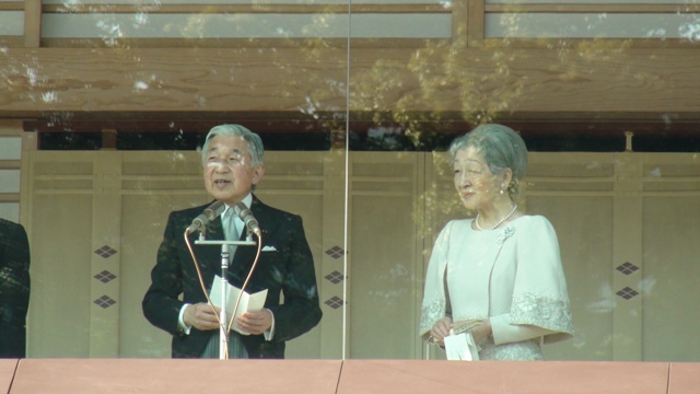 お言葉を読み上げる陛下 と 皇后陛下
